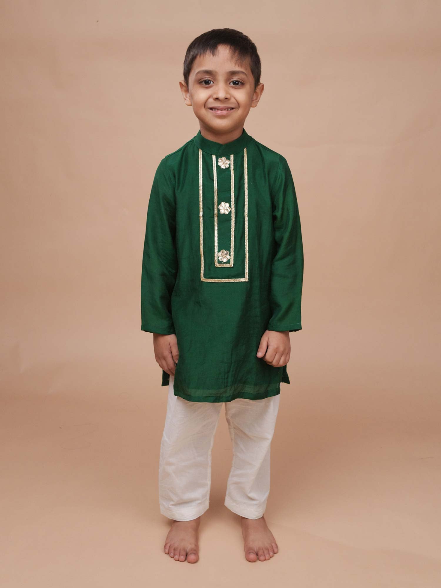 Panna Classic dark green muslin boys kurta set with white pajama Ñ StorytellersJunior Gota Patti
