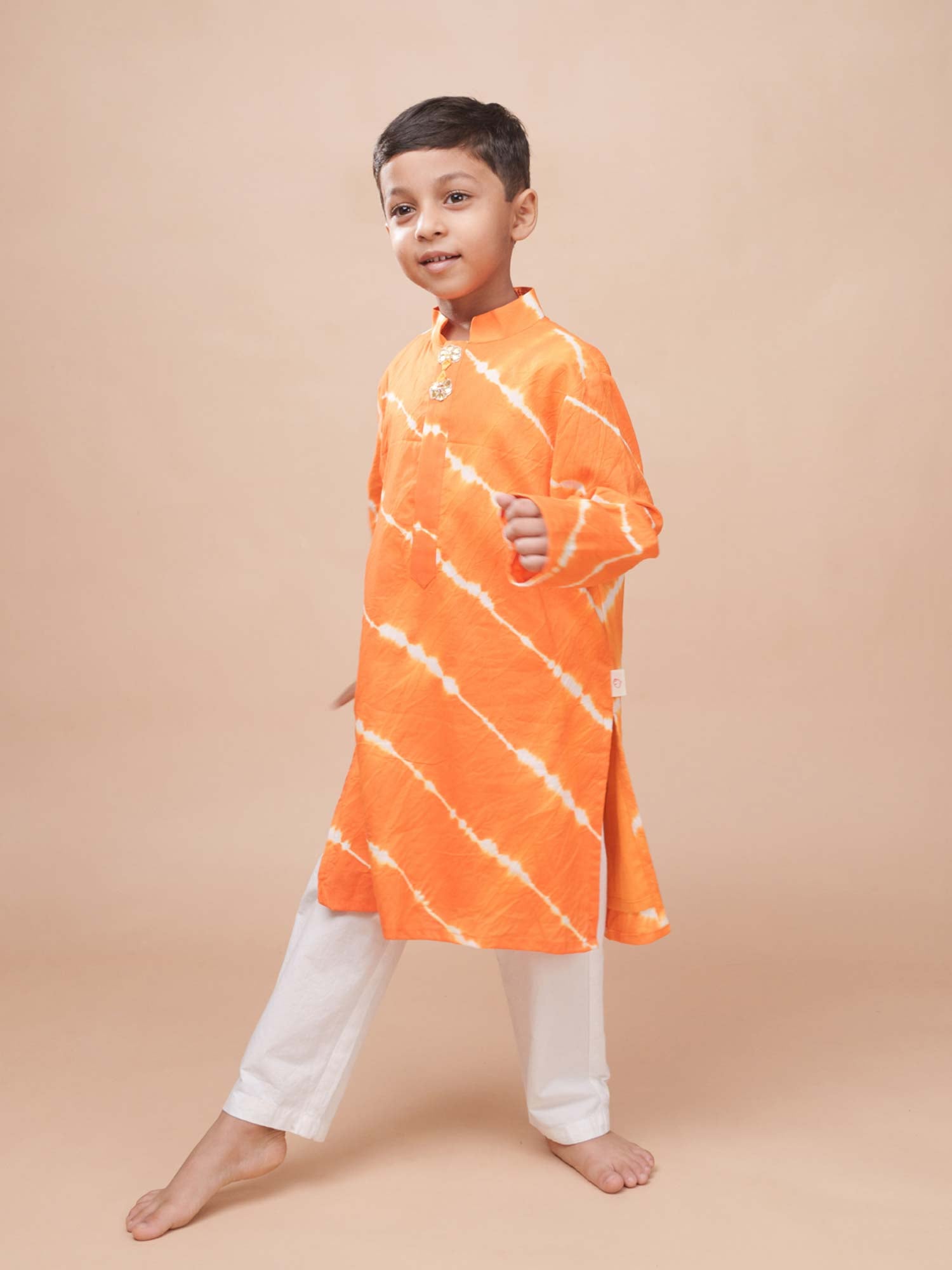 Kesariya Leheriya orange tie-dye boys kurta set with mandarin collar Ñ StorytellersJunior Gota Patti